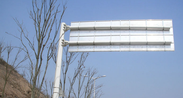 道路交通標(biāo)志牌安裝在道路上應(yīng)要做到哪些要求？